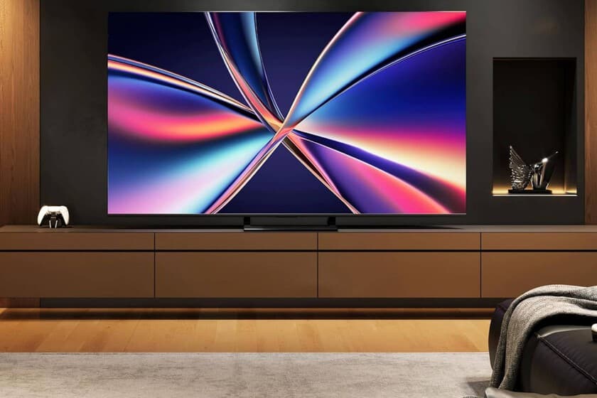 Televisor MiniLED de 55 pulgadas en un salón minimalista, con una imagen nítida y colores vivos.