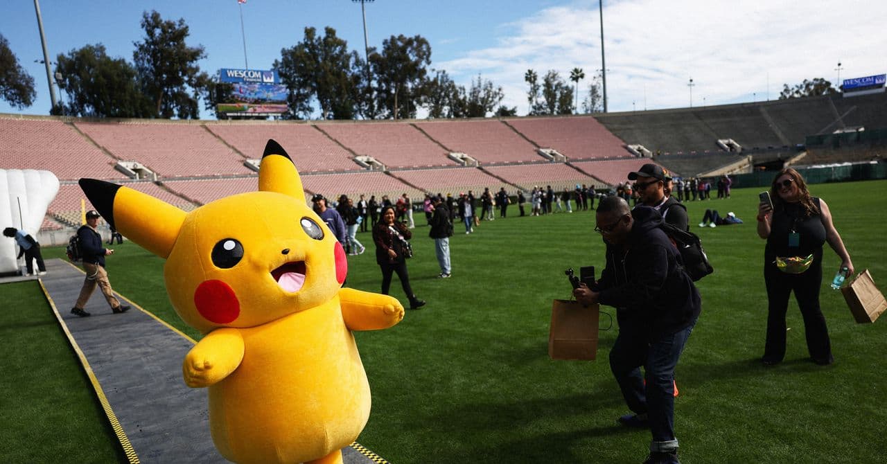 Montaje de productos de Pokémon 30 aniversario con reloj de arena y monedas