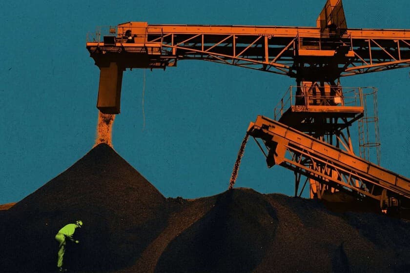 Planta industrial china con torres de refrigeración y paneles solares al fondo, simbolizando la transición energética hí