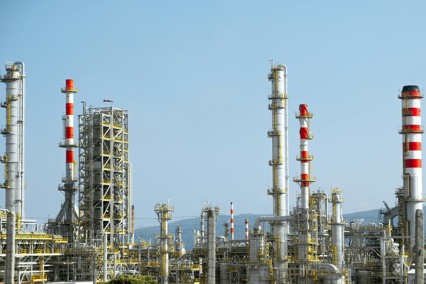 Mapa del estrecho de Ormuz con siluetas de petroleros y gráficos de precios del petróleo