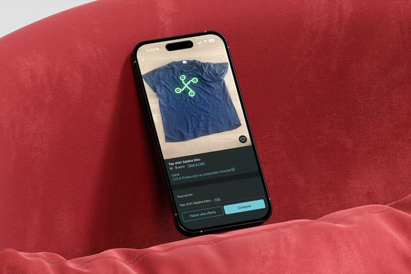 Persona revisando ropa de segunda mano en un armario abierto, con un teléfono mostrando la app de Vinted