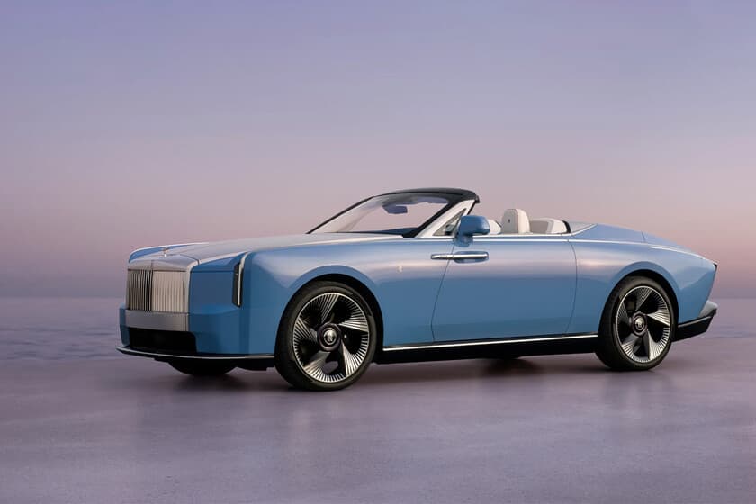 Rolls-Royce Nightingale en un estudio minimalista, sin conductor, iluminación tenue
