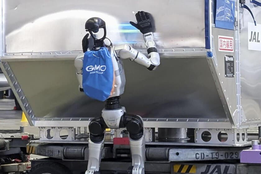 Robot humanoide empujando un contenedor de carga en el aeropuerto de Haneda, Tokio.