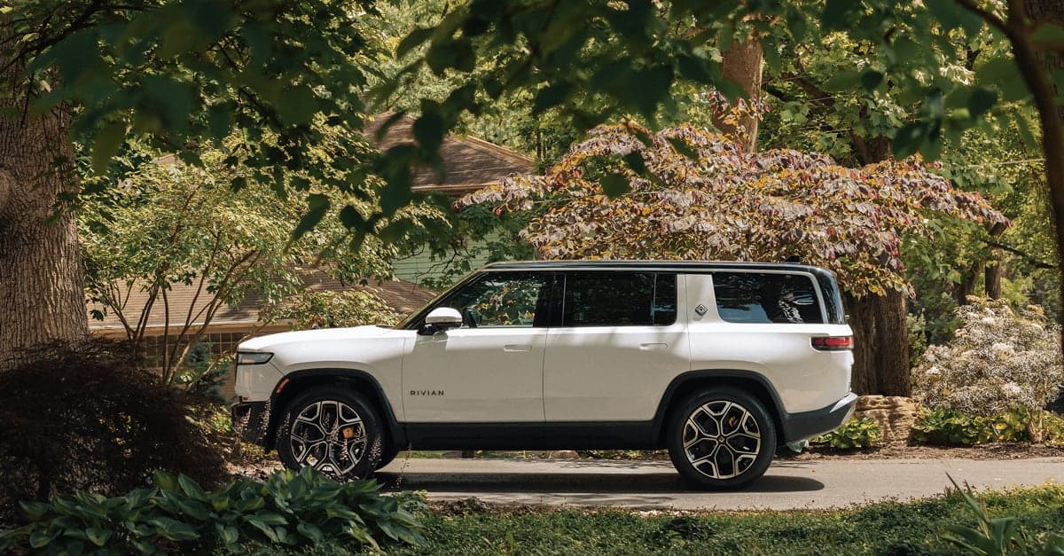 Interior de un Rivian con la pantalla táctil mostrando el menú de privacidad y datos, con el interruptor de conectividad
