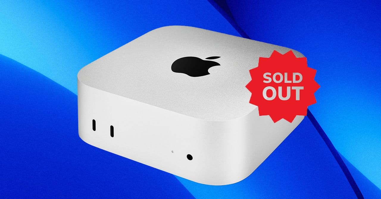 Mac Mini M4 en un escritorio minimalista, con luz tenue y fondo despejado