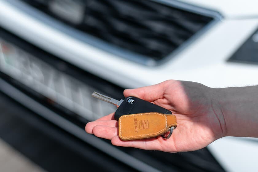 Dos coches idénticos aparcados, uno con una etiqueta de 'fraude'