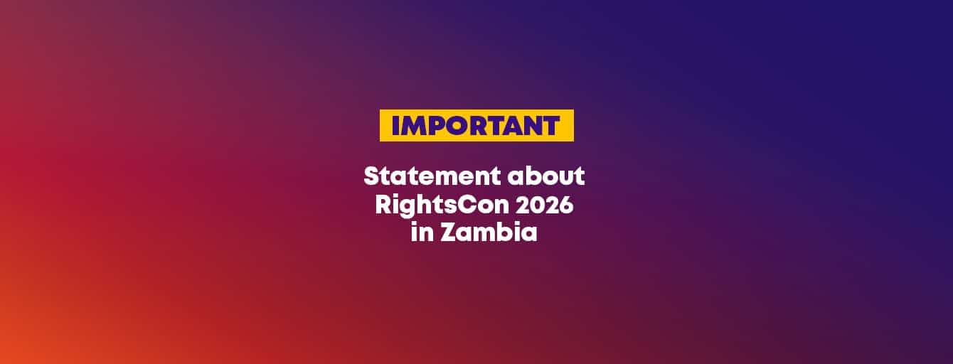 Manifestantes con carteles de derechos digitales frente a un edificio gubernamental en Lusaka