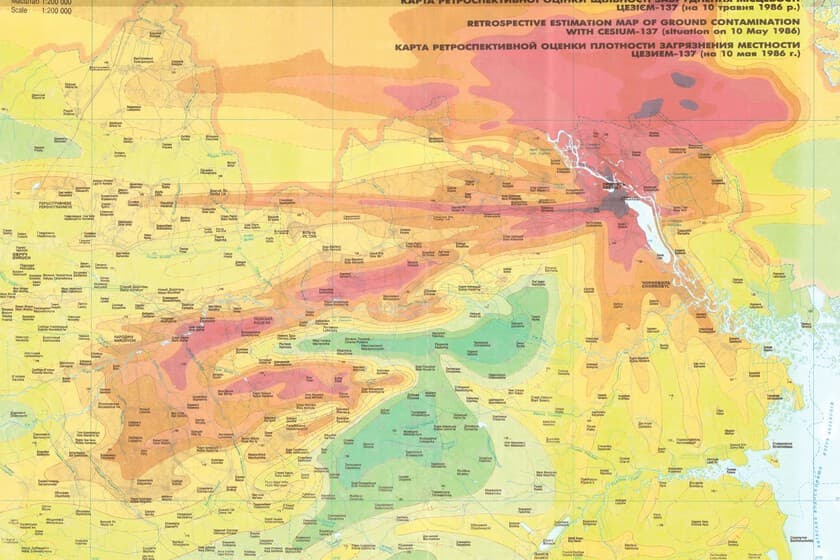 Mapa de radiación de Chernóbil con colores vibrantes sobre fondo oscuro