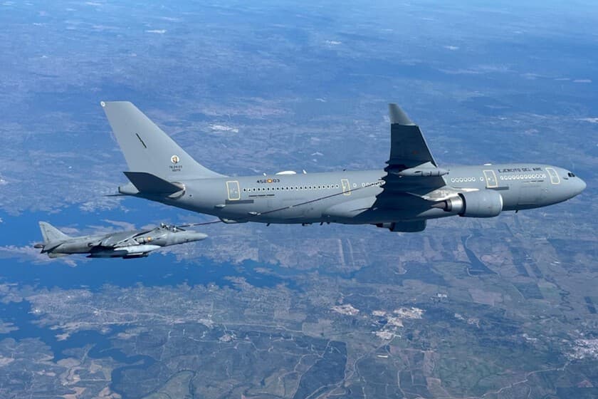 Un caza Harrier AV-8B+ en vuelo junto a un avión cisterna A-330 MRTT durante una operación de repostaje en el aire.