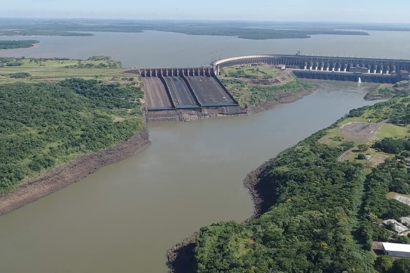 Vista aérea de la represa de Itaipú con líneas de transmisión eléctrica