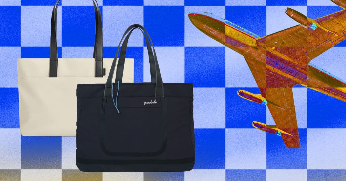 Bolsa de viaje plegable sobre una maleta, con fondo de aeropuerto despejado