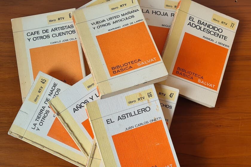 Portadas de libros de Unamuno y Borges apilados, con una moneda de 25 pesetas al lado