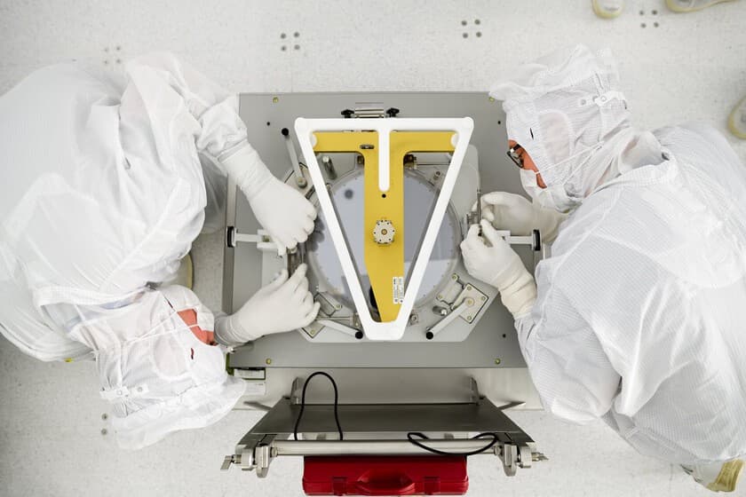 Fotografía de una máquina de litografía EUV de ASML en una sala limpia, con ingenieros a escala para mostrar su tamaño m