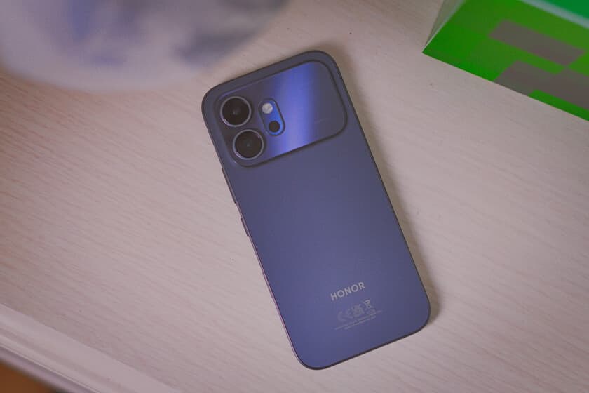 Honor 600 delgado sobre una mesa, con la pantalla encendida mostrando el nivel de batería