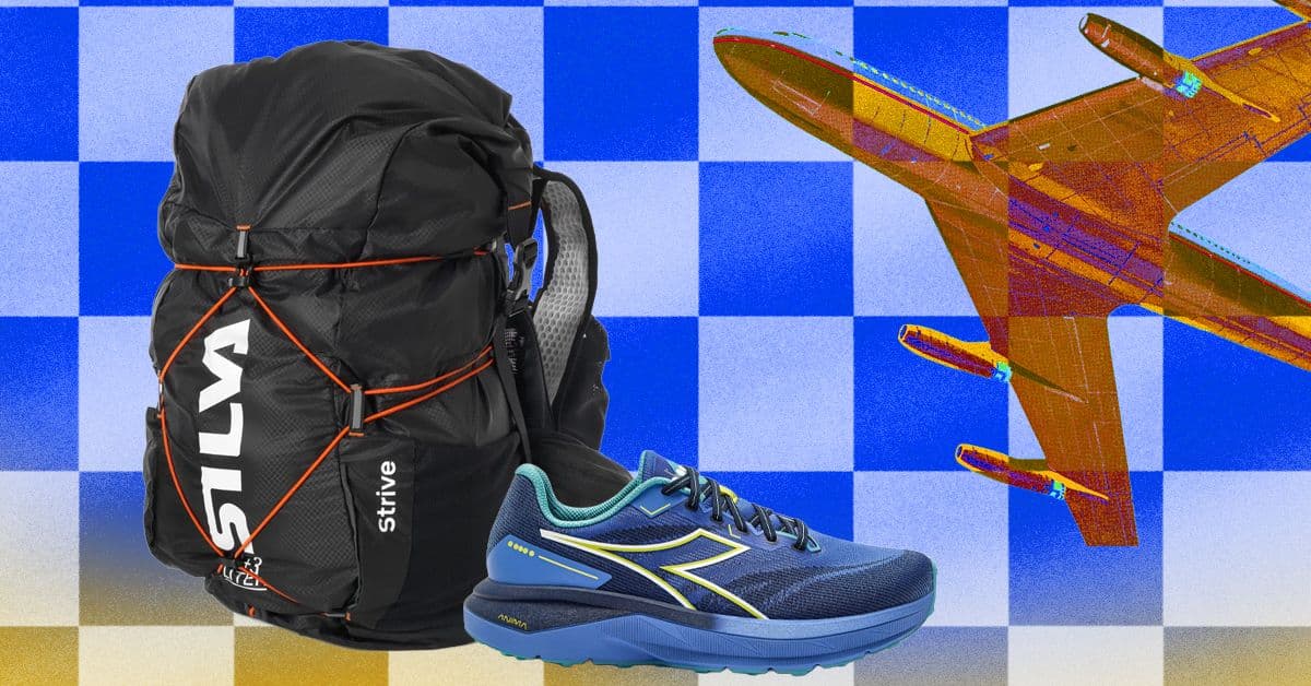 Corredora de montaña con mochila minimalista al amanecer en los Apeninos italianos