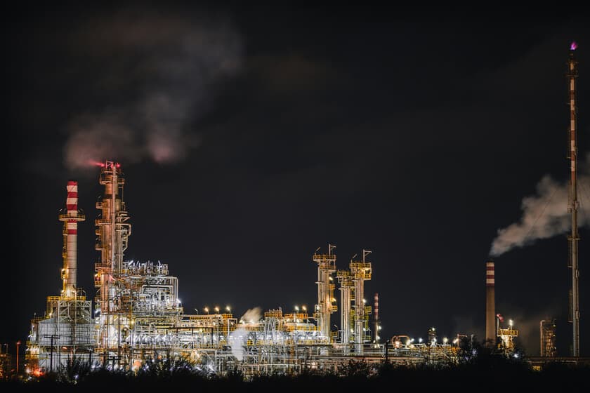 Ilustración de un centro de datos con humo de chimenea y un reactor nuclear de fondo