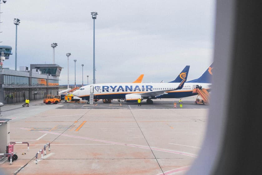 Pasajeros haciendo larga cola en el control de pasaportes de un aeropuerto español