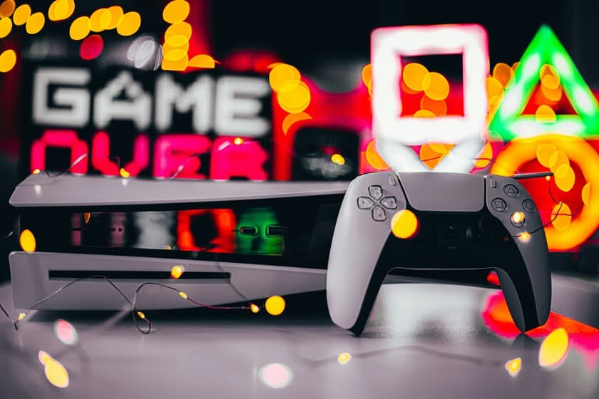 Una PlayStation 5 conectada a un monitor, con una interfaz de Linux en pantalla y un juego de Steam abierto.