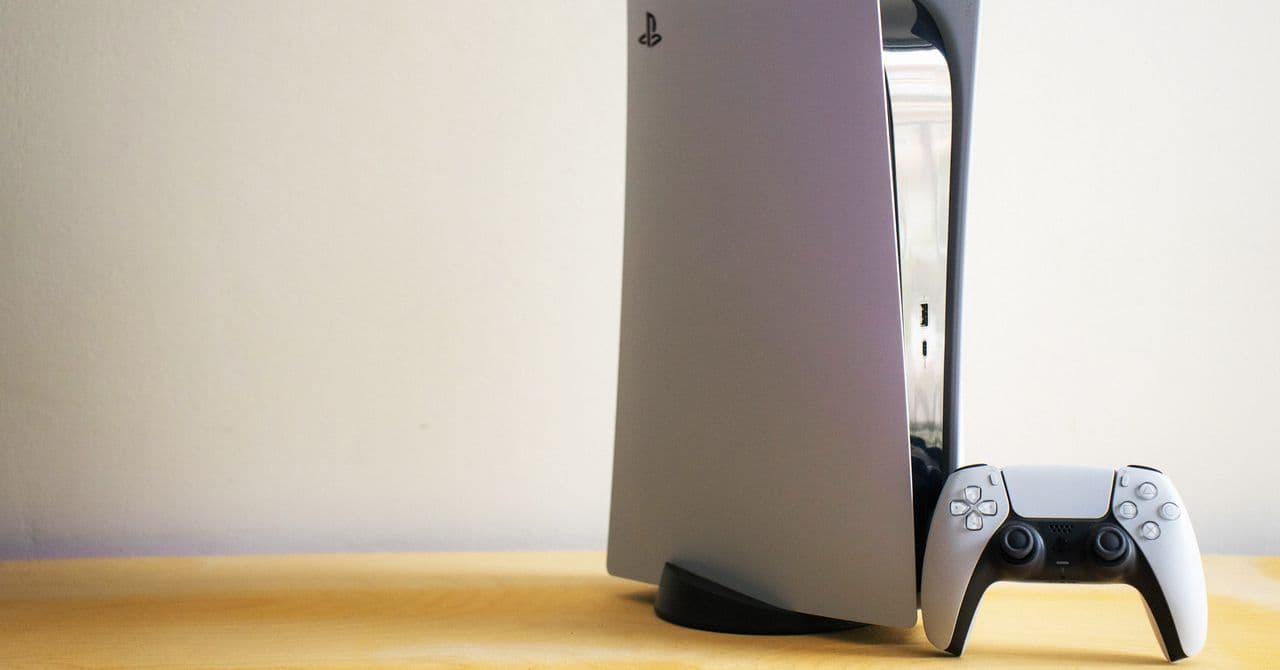 Ilustración de un mando de PlayStation sobre un fondo de facturas y monedas, simbolizando el coste oculto de las compras