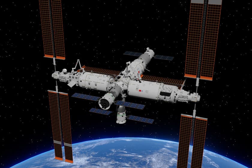 Estación espacial Tiangong ampliada orbitando la Tierra, con módulos adicionales visibles.