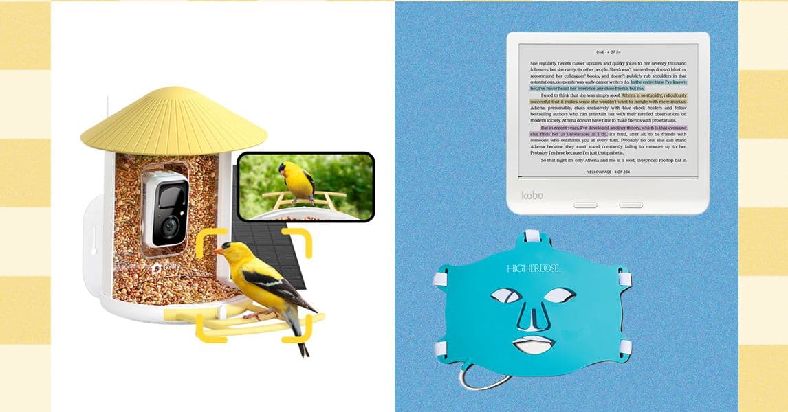Una mujer sonriente observa un comedero inteligente para pájaros en su jardín, con un smartphone en la mano mostrando un