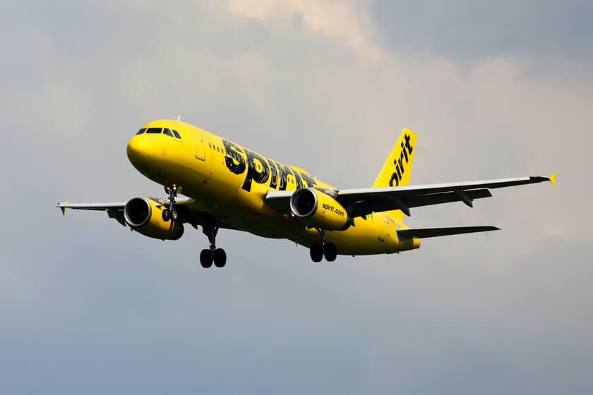 Avión de Spirit Airlines en un aeropuerto vacío al atardecer