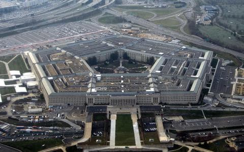 Fotografía aérea del Pentágono con un periódico Stars and Stripes en primer plano