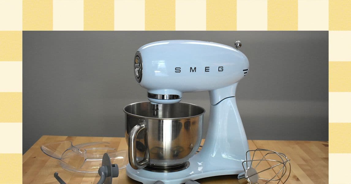 Batidora Smeg Forte en color crema sobre encimera minimalista