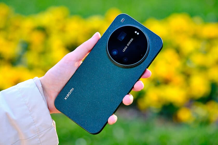 Xiaomi 17 Ultra apoyado sobre una mesa, con el módulo de cámara Leica visible