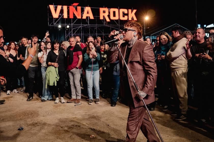 Escenario vacío del ViñaRock con pocos asistentes, reflejando la crisis de asistencia y la saturación digital.