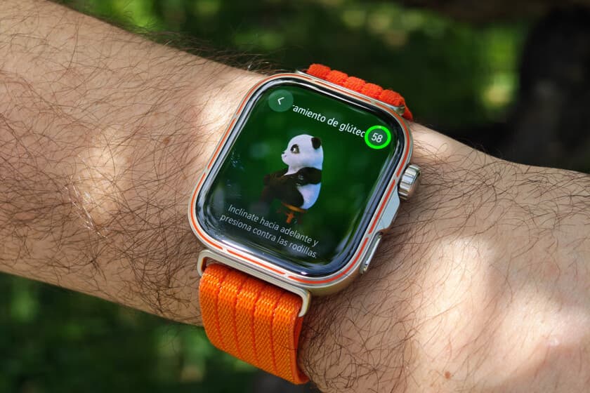 Huawei Watch Fit 5 Pro en la muñeca, pantalla encendida mostrando esfera minimalista, fondo neutro