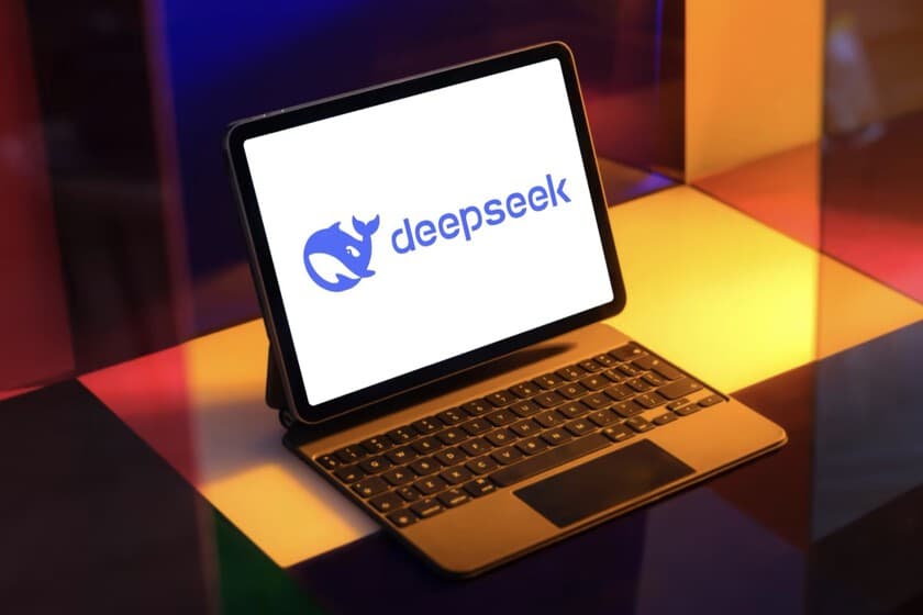 Gráfico de barras que muestra el crecimiento de valoración de DeepSeek de 10.000 a 50.000 millones de dólares, con logos