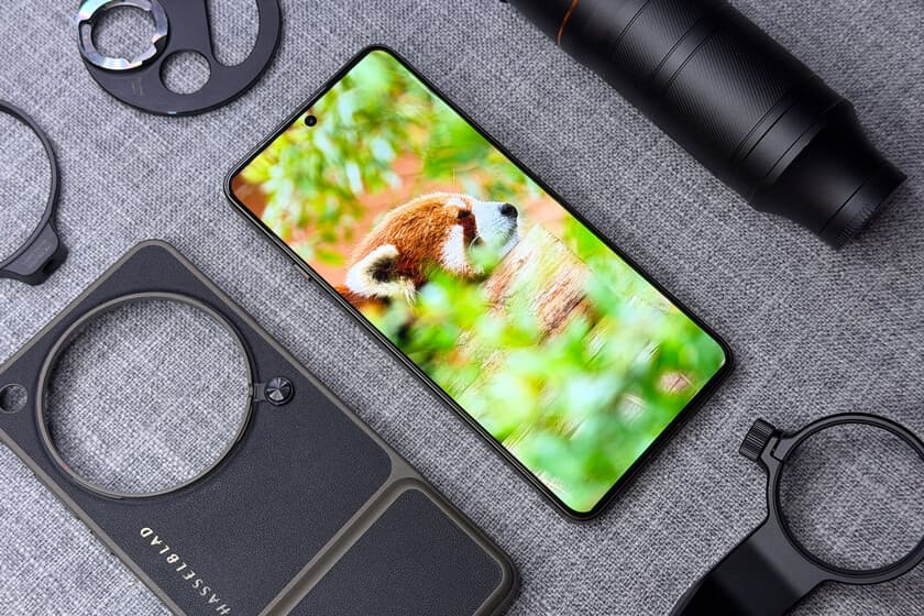 Teléfono OPPO Find X8 Pro mostrando su módulo de cámara, con fondo desenfocado de un paisaje natural.