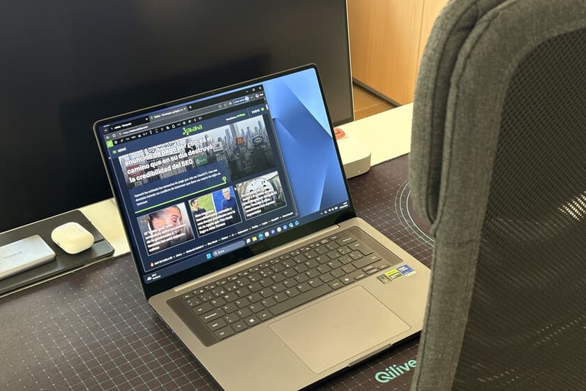 Samsung Galaxy Book6 Ultra abierto sobre una mesa de madera, con pantalla OLED encendida mostrando un escritorio minimal