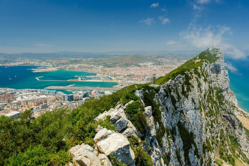 Fotografía de la costa de Gibraltar con tuberías de vertido al mar