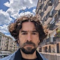 Diagrama simplificado de un motor de inferencia conectado a un modelo MoE con etiquetas de velocidad y bajo costo