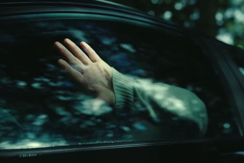 Cartel de la serie danesa El caso Hartung con tonos oscuros y un primer plano de un rostro tenso