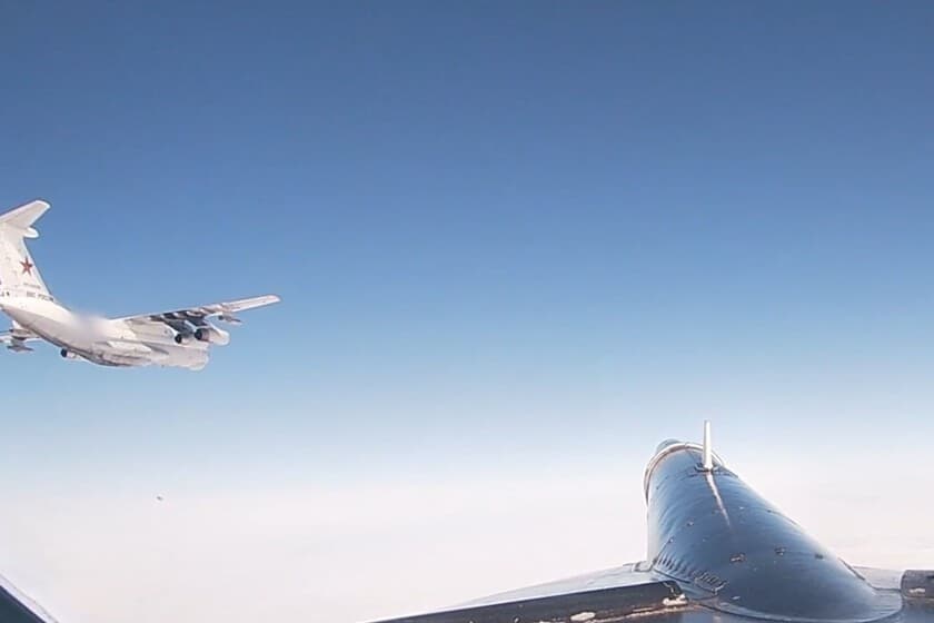 Bombardero ruso Tu-95MS sobrevolando el hielo ártico con misiles visibles bajo las alas