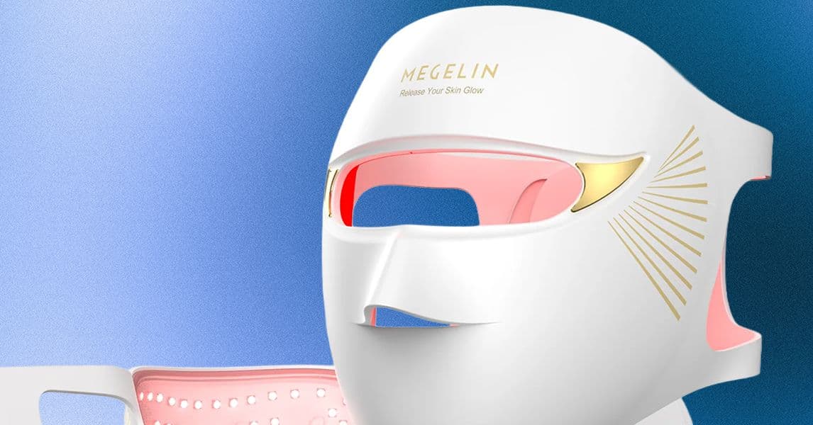 Persona usando una mascarilla LED en un entorno minimalista, con luz suave y colores neutros.