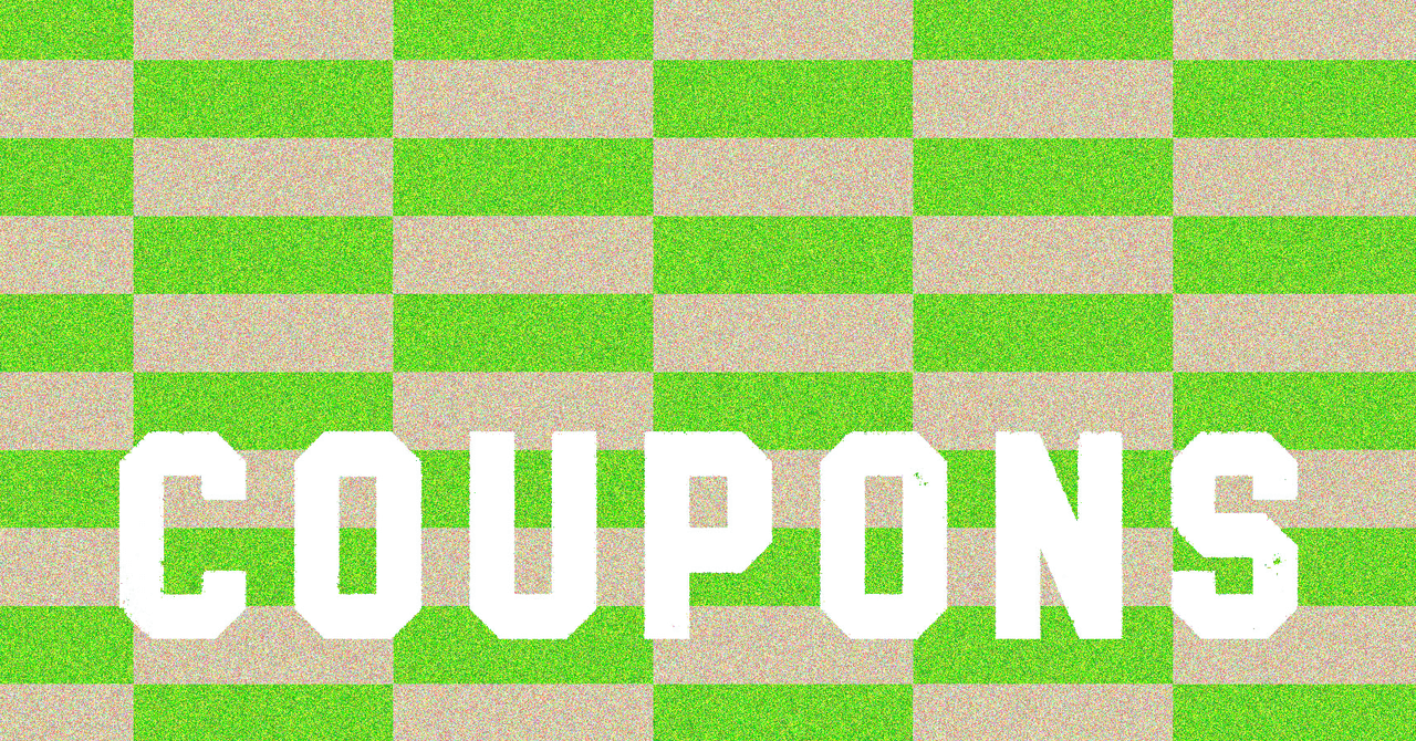 Persona usando el móvil con la app de Instacart abierta, rodeada de bolsas de compras, en un ambiente minimalista.