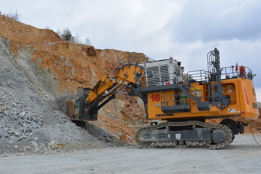 Excavadora eléctrica Liebherr de 330 toneladas en una mina de cobre en Bulgaria