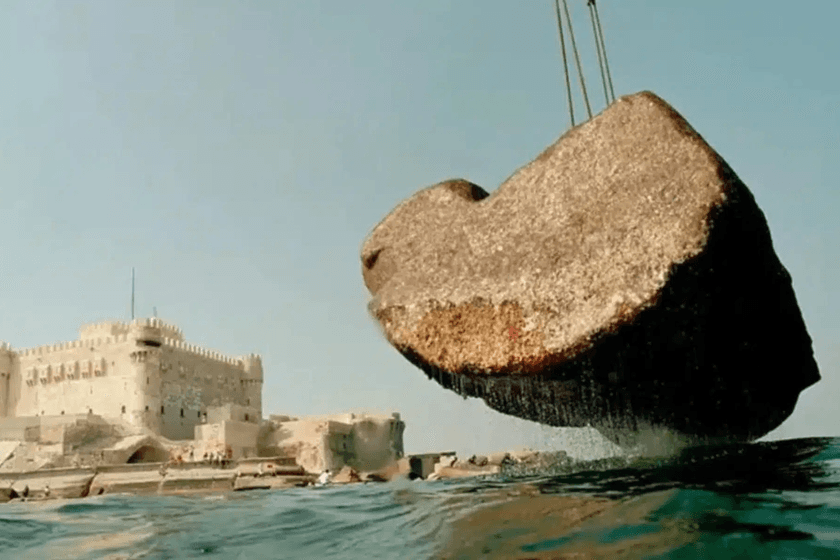Bloques de piedra gigantes sumergidos en el puerto de Alejandría, iluminados por luz submarina