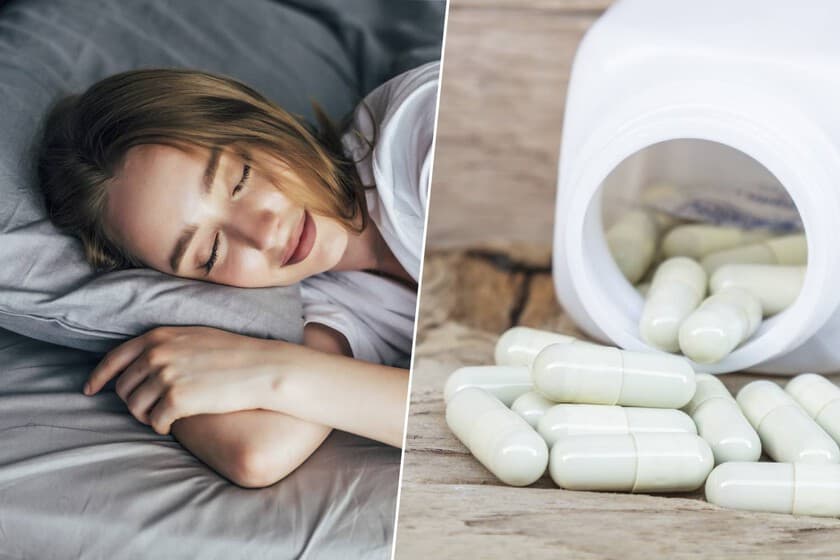 Persona con insomnio mirando el móvil en la cama, con frascos de suplementos sobre la mesita de noche