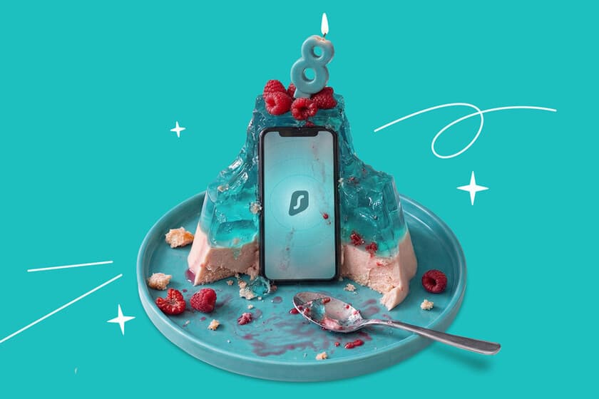 Ilustración de un candado digital rodeado de monedas y un reloj de arena