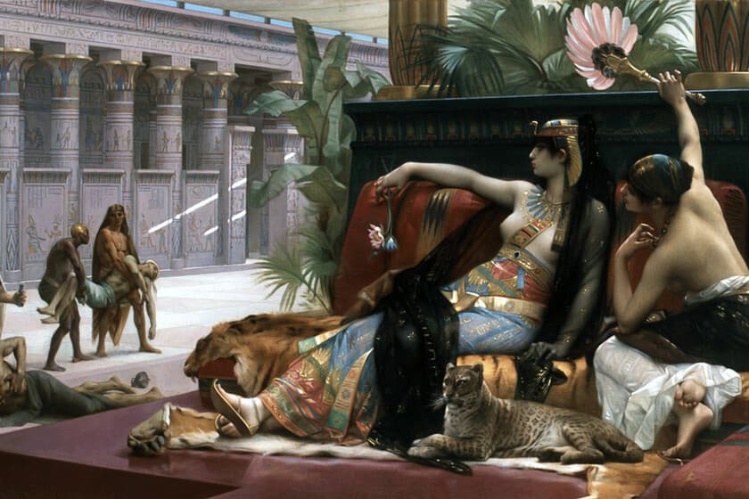 Busto de Cleopatra con fondo de papiro y jeroglíficos, representando el mito y la realidad histórica.