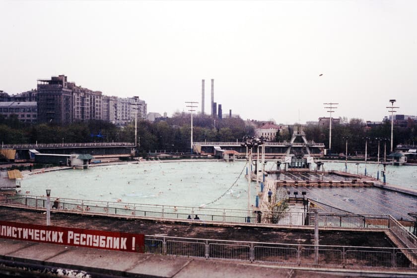 Maqueta del Palacio de los Soviets junto a la piscina de Moscú, comparando el proyecto fallido con su resultado real