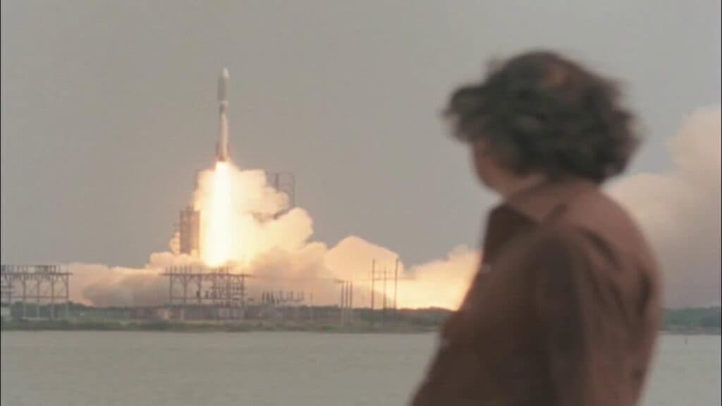 James Burke frente a un cohete en el momento exacto del lanzamiento, serie Connections, 1978