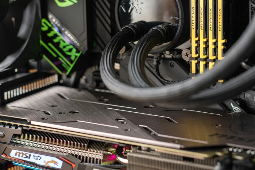 Placa base con componentes electrónicos y un chip en primer plano, fondo desenfocado de fábrica