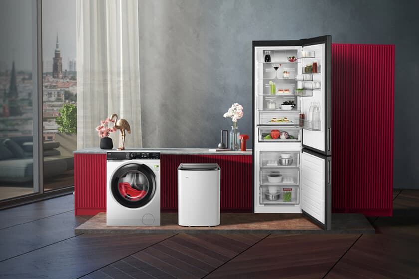 Frigorífico americano AEG con puertas abiertas, mostrando su interior iluminado y organizado, sobre fondo neutro.
