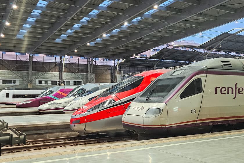 Tren de alta velocidad detenido en un taller con operarios alrededor